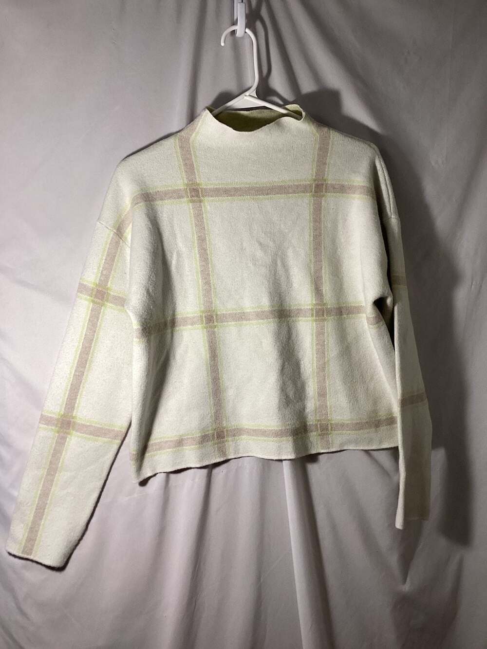Tahari Mock Neck Sweater Size M Plaid Windowpane Cream Green